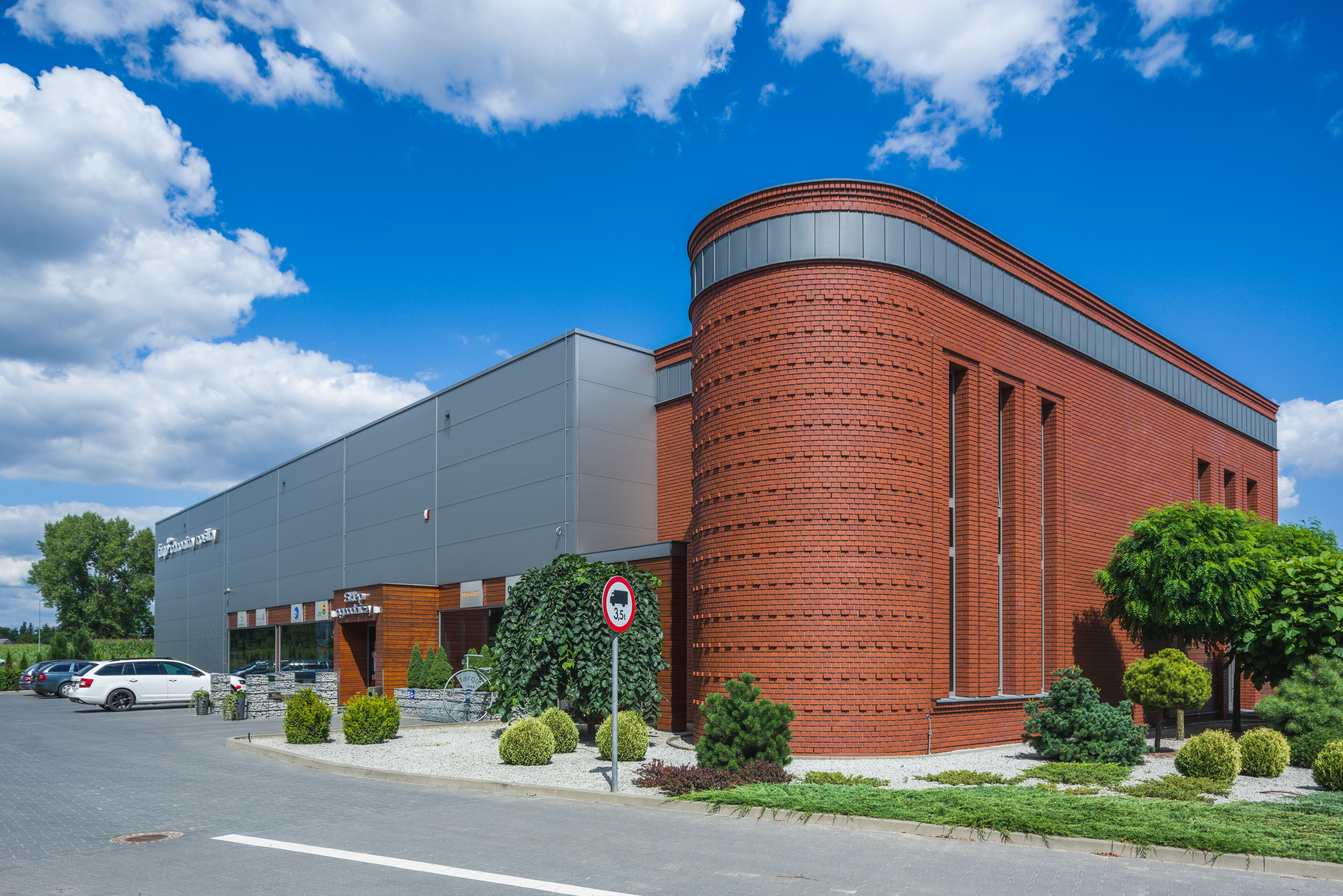 Budynek handlowy środków ochrony roślin wraz z częścią magazynową oraz administracyjną Fargo Tarnowo Podgórne Parking Wejście do budynku