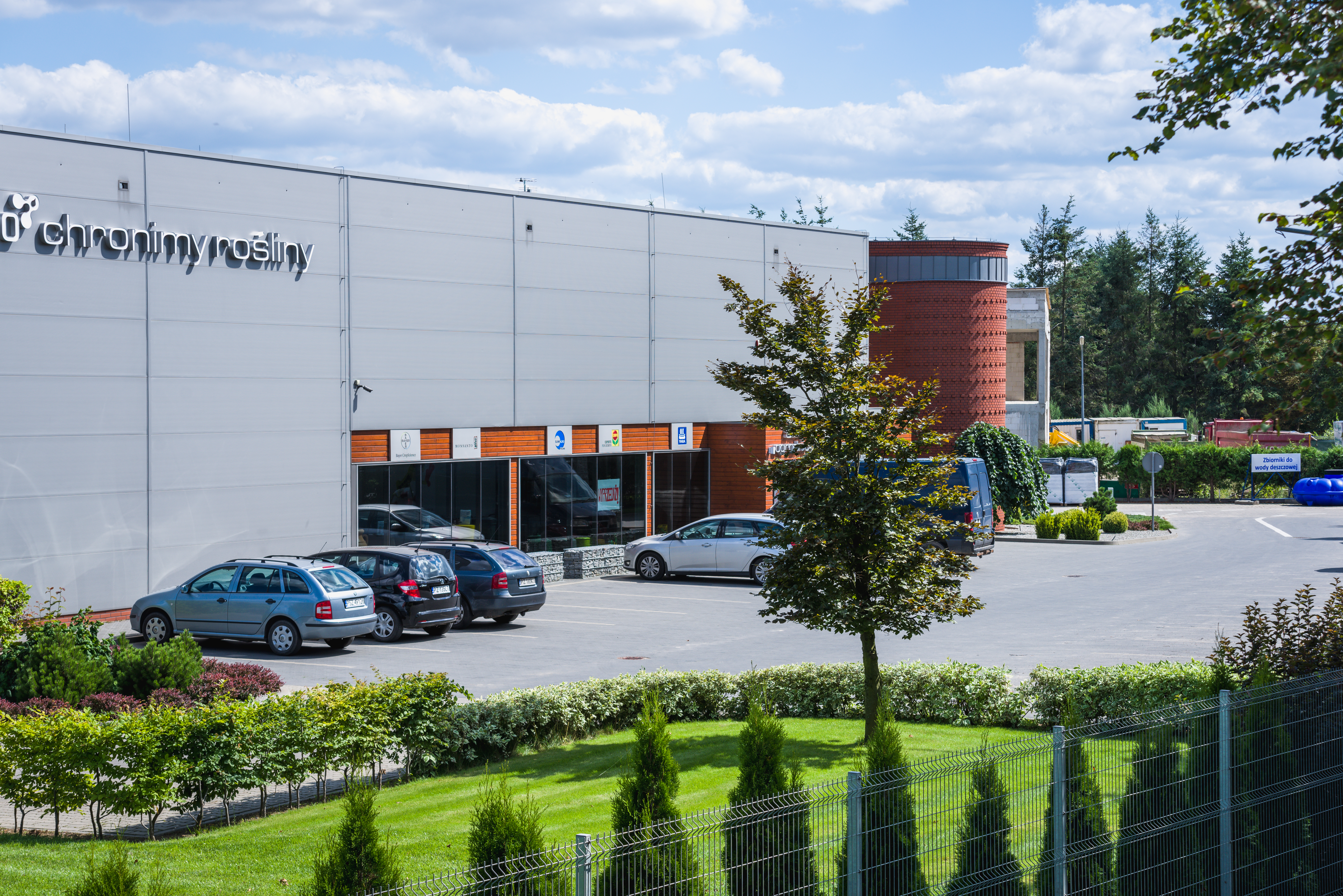 Budynek handlowy środków ochrony roślin wraz z częścią magazynową oraz administracyjną Fargo Tarnowo Podgórne Parking